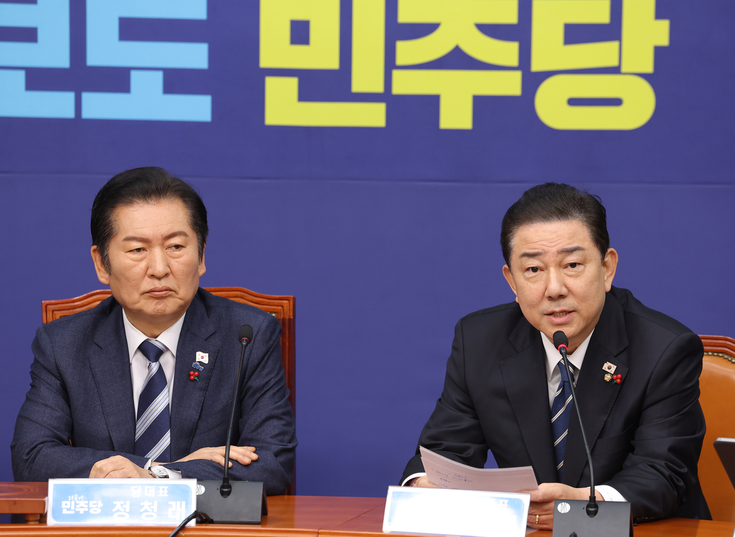 Kim Byung-kee, right, floor leader of the ruling Democratic Party (DP), speaks during a party meeting at the National Assembly in Seoul, attended by DP leader Jung Chung-rae. [YONHAP]