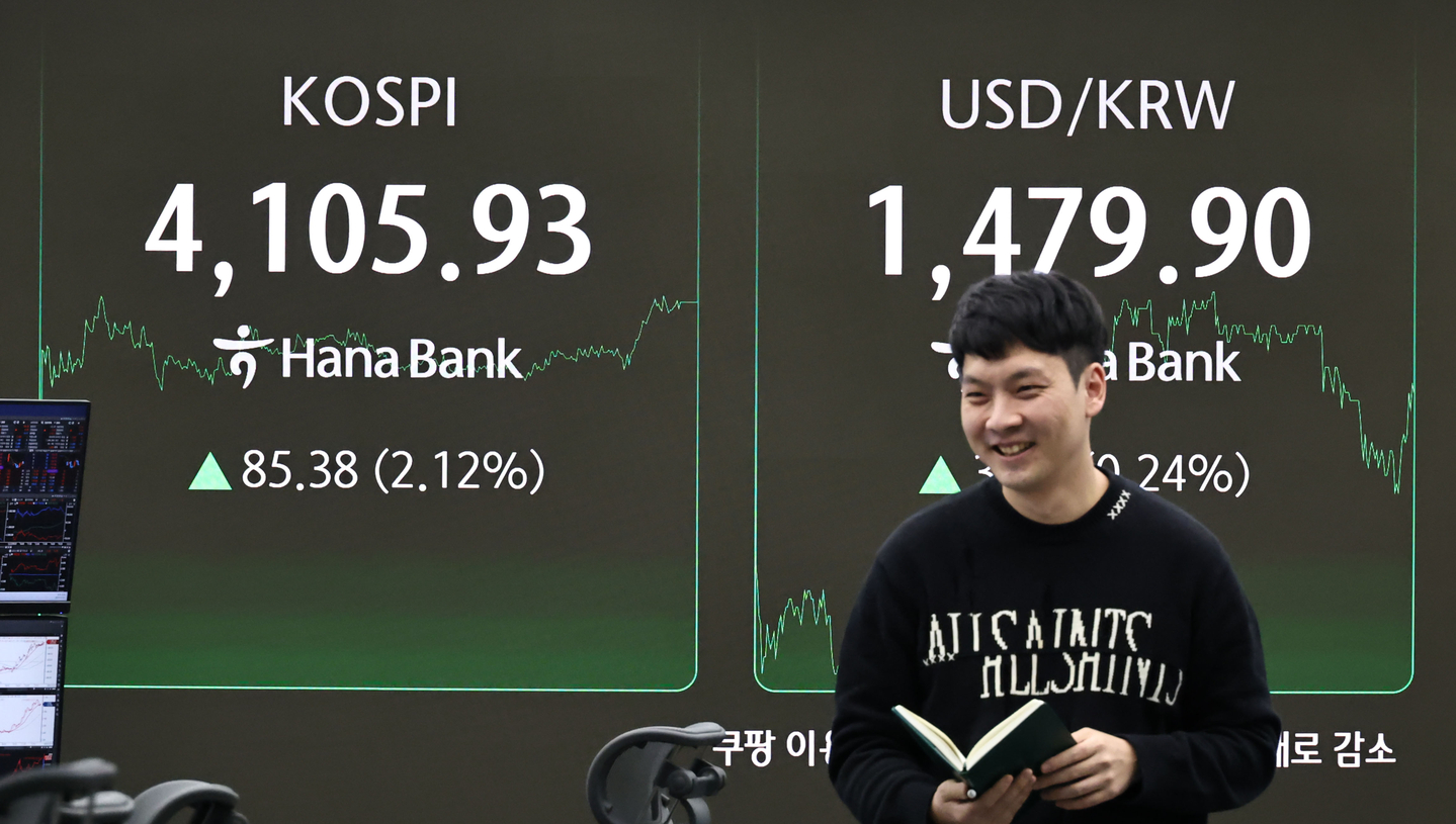 A screen in Hana Bank's trading room in central Seoul shows the Kospi closing at 4,105.93 points on Dec. 22, up 85.38 points, or 2.12 percent, from the previous trading session. [YONHAP]