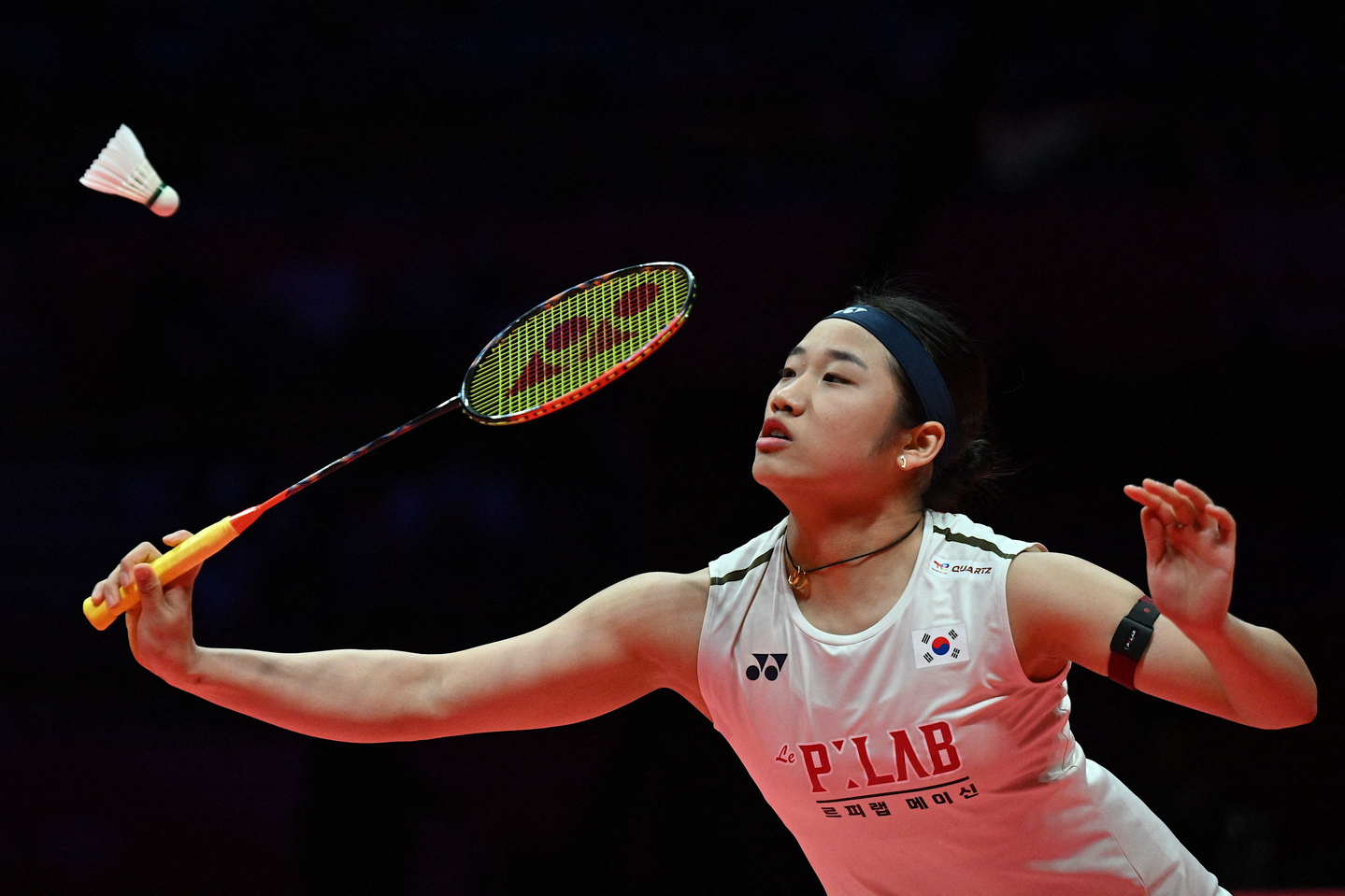 An Se-young hits a return to China's Wang Zhiyi during their women's singles final match at the BWF Badminton World Tour Finals at the Hangzhou Olympic Sports Centre Gymnasium in Hangzhou, in eastern China's Zhejiang province on Dec. 21. [AFP/YONHAP]