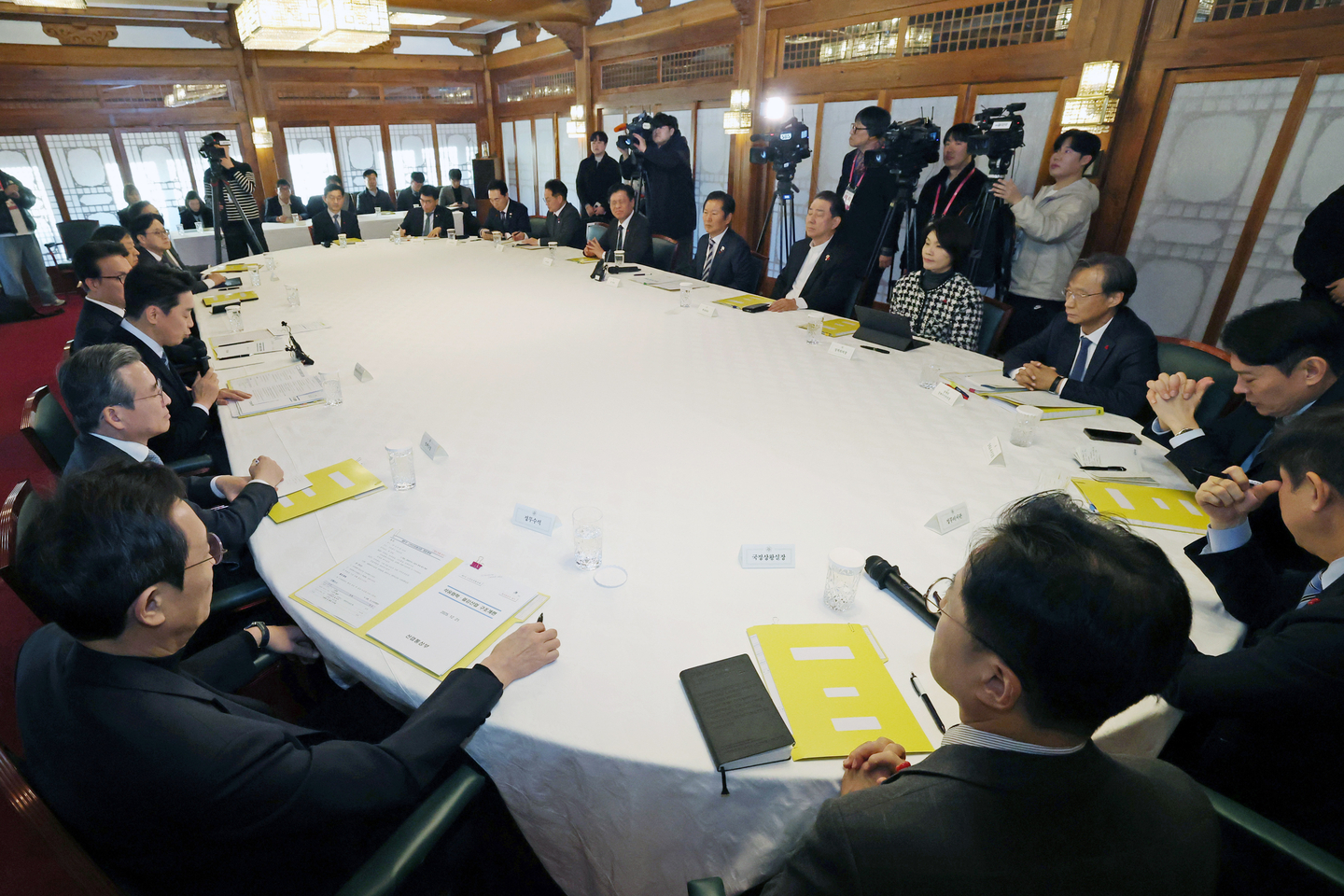 The fifth high-level ruling party–government consultation is under way at the prime minister’s official residence in Jongno District, Seoul, on the afternoon of Dec. 21. The enactment of a special law to integrate Daejeon and South Chungcheong Province was also discussed at the meeting. [JOINT PRESS CORPS]