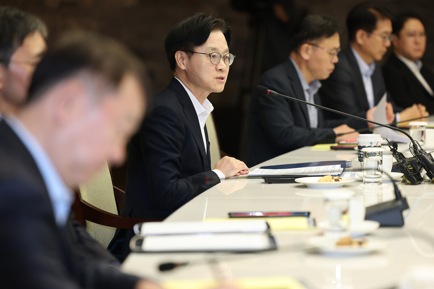 Industry Minister Kim Jung-kwan, third from left, speaks at a meeting with the chief executive officers of local petrochemical companies in Seoul on Dec. 22. [YONHAP] 