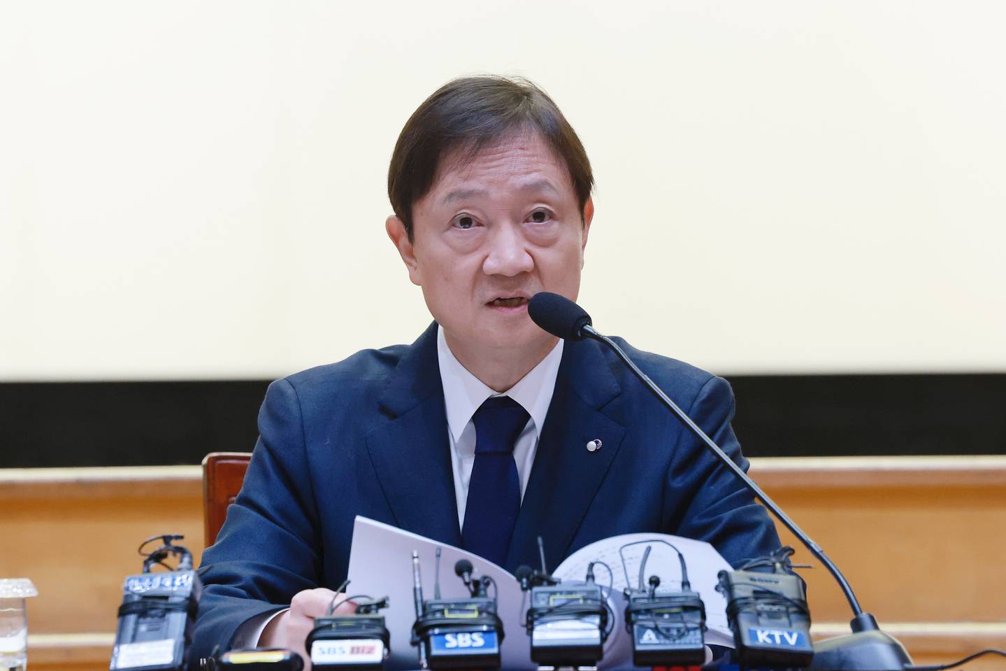 Financial Supervisory Service (FSS) Gov. Lee Chan-jin speaks during a press briefing on Dec. 1. [YONHAP]
