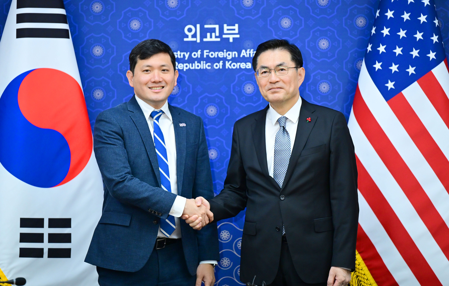Jeong Yeon-doo, right, vice minister for diplomatic strategy and intelligence at South Korea's Foreign Ministry, and acting U.S. Ambassador to South Korea Kevin Kim shake hands before their talks at the Foreign Ministry in Seoul on Dec. 16, to coordinate their North Korea policy. [MINISTRY OF FOREIGN AFFAIRS]