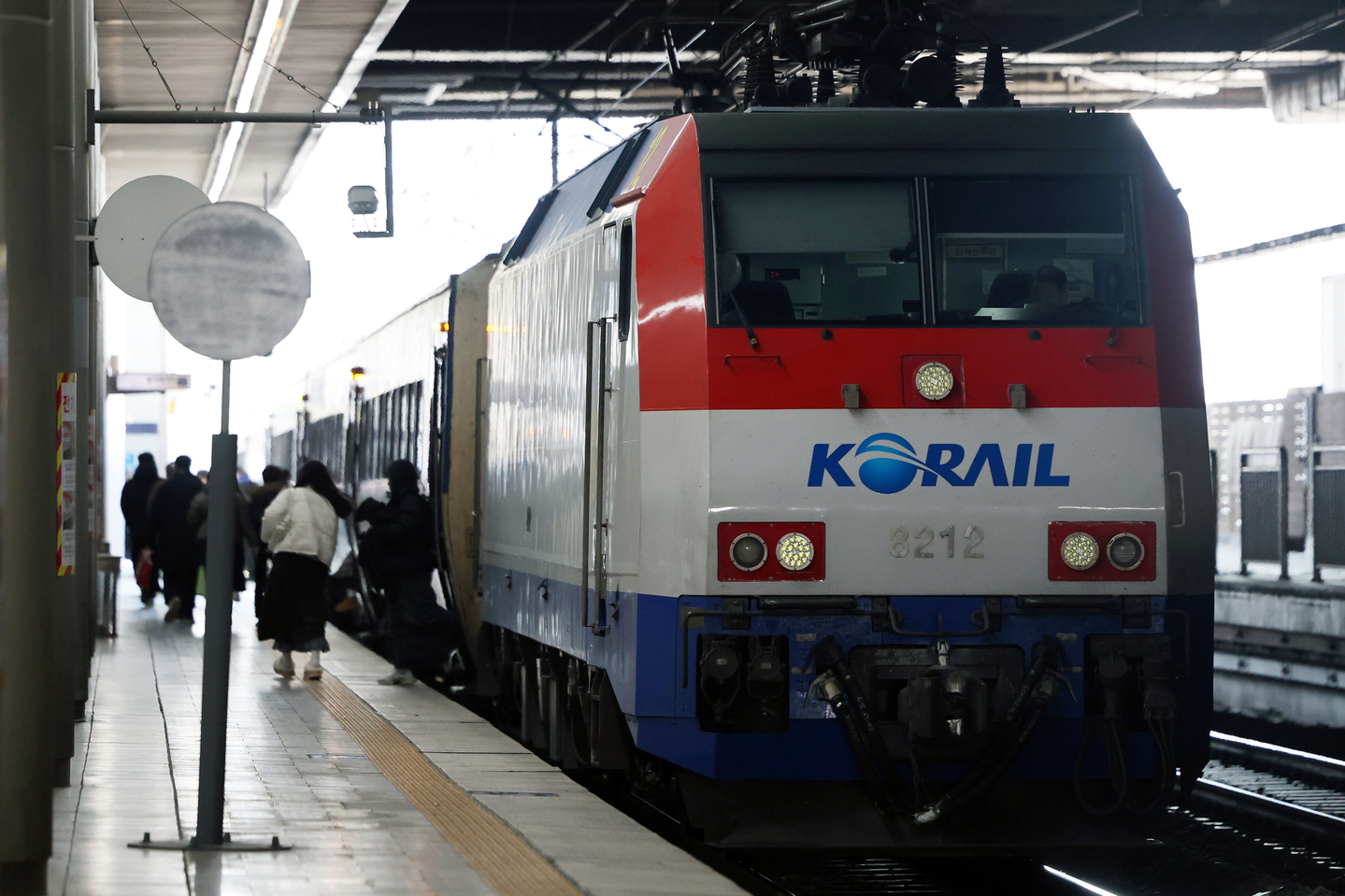 Passengers get off a train at Seoul Station in central Seoul on Dec. 22. [NEWS1] 