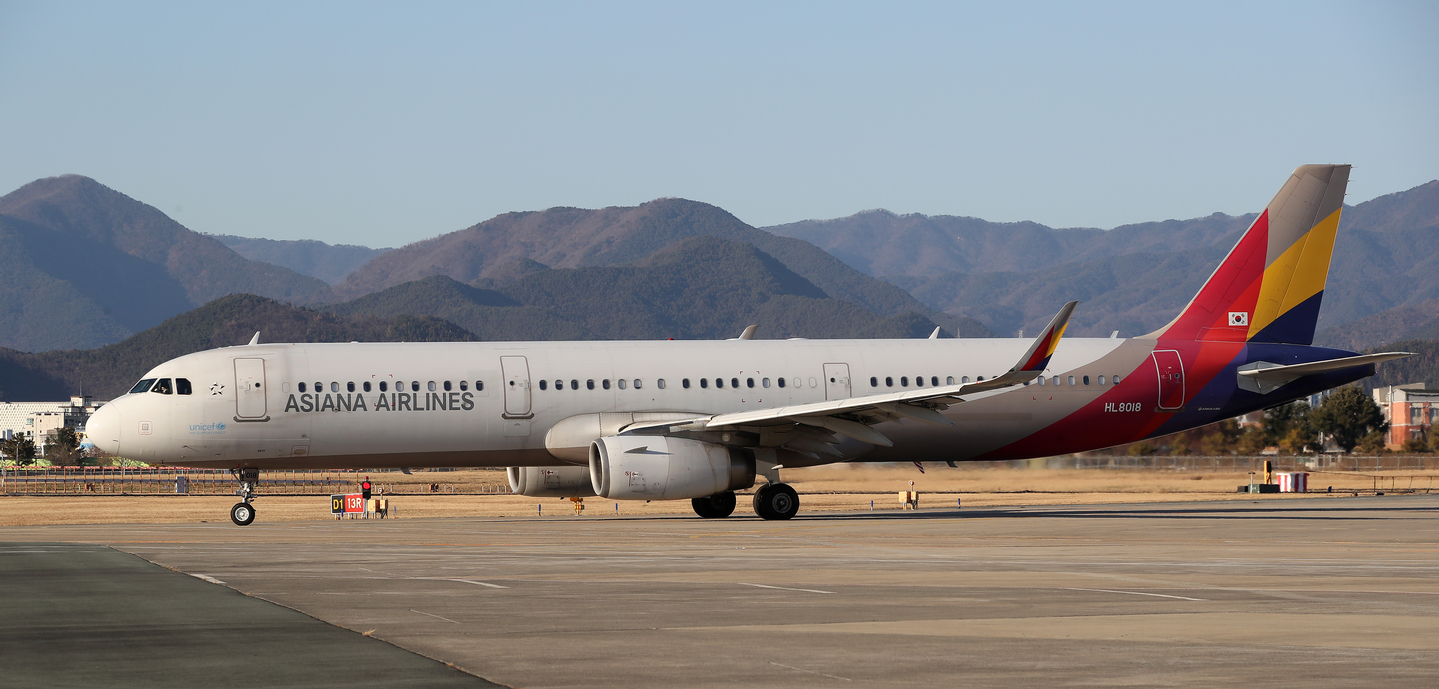 An Asiana Airlines passenger jet taxis at Daegu International Airport in Daegu on Dec. 5. [NEWS1] 