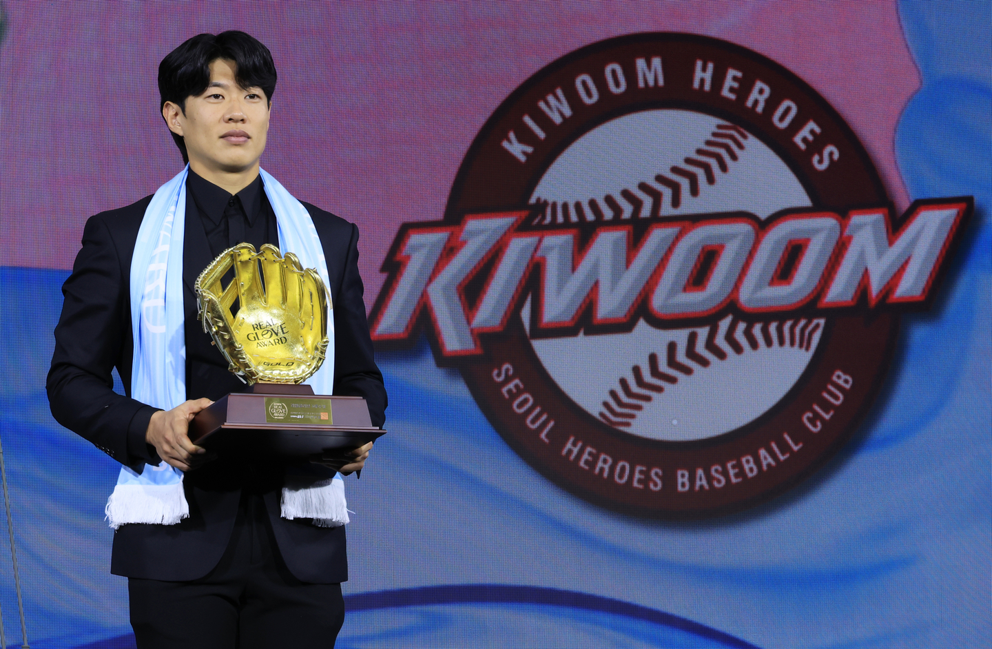Song Sung-mun of the Kiwoom Heroes poses with the trophy after being named the Player of the Year at the Real Glove Award ceremony at the Grand Walkerhill Seoul hotel on Dec. 1, 2025. [YONHAP]