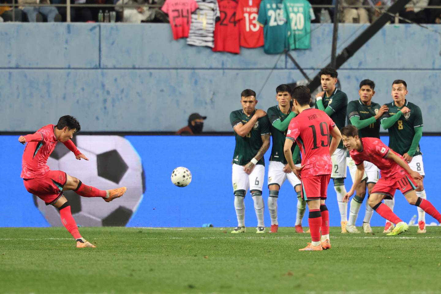 Korea's Son Heung-min, left, takes a free kick during a friendly against Bolivia at Daejeon World Cup Stadium in Daejeon on Nov. 14. [YONHAP]