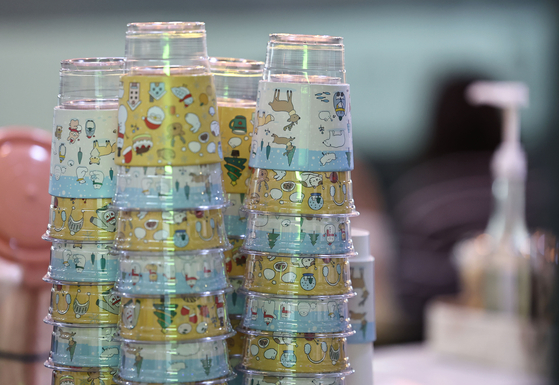 Disposable plastic cups sit on a counter at a cafe in Seoul on Dec. 18. [YONHAP]