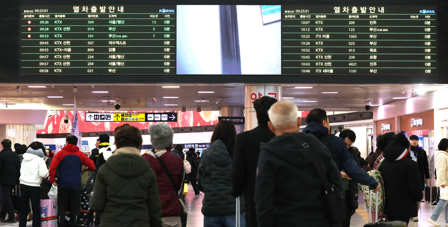People use the trains at Seoul Station in Yongsan District, central Seoul, on Dec. 23, the day an expected railway strike was averted. [NEWS1]
