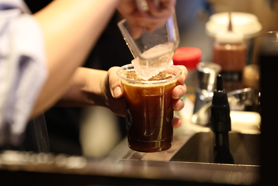 Coffee is sold in disposable plastic cups at a cafe in Seoul on Dec. 18. [YONHAP]