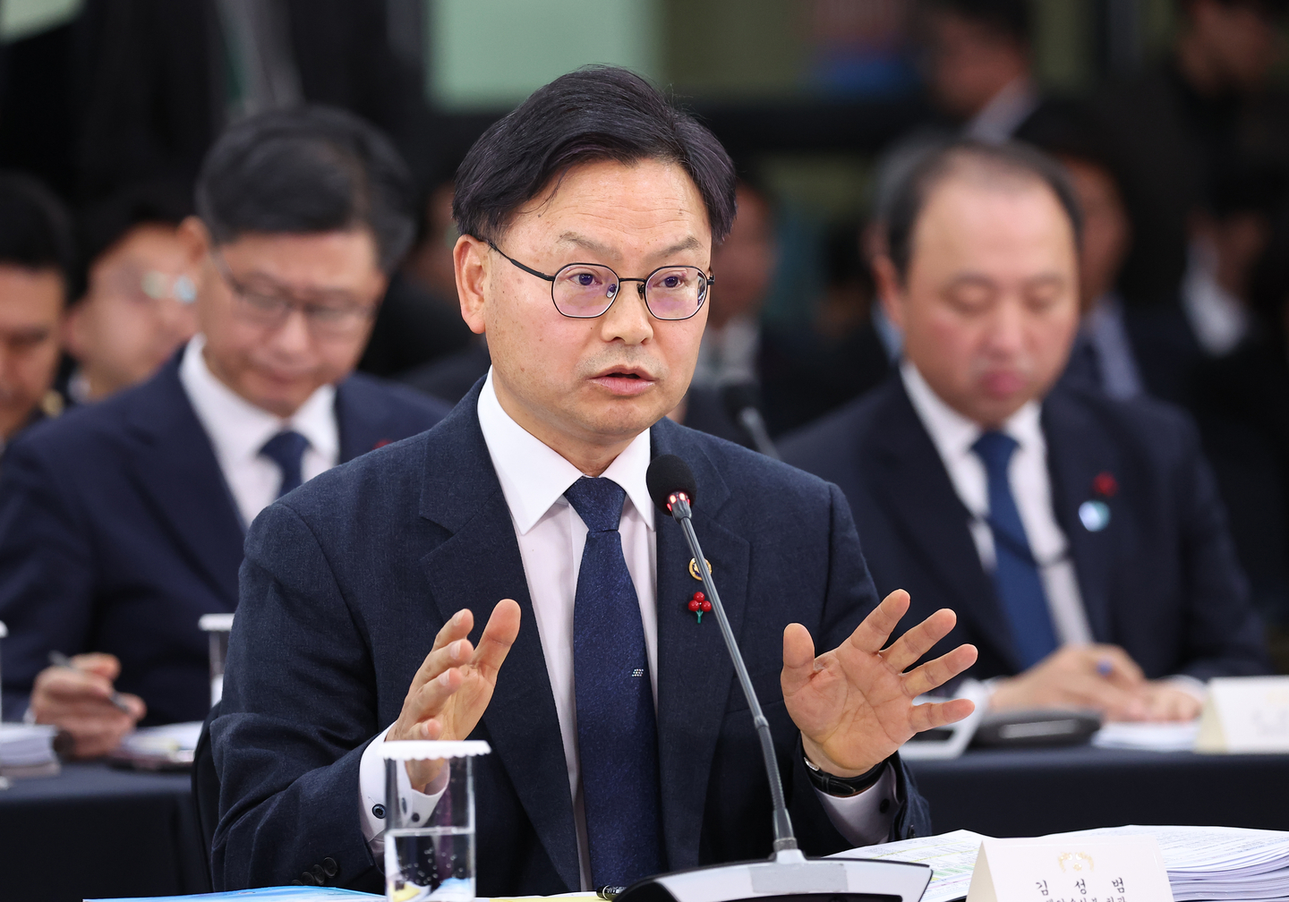 Vice Oceans Minister Kim Sung-bum gives a briefing on the Ocean Ministry's policy goals to President Lee Jae Myung at the ministry's new headquarters in the southeastern city of Busan on Dec. 23. [YONHAP]  