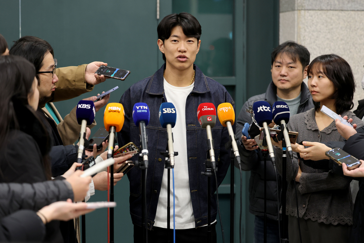 Song Sung-mun of the San Diego Padres speaks before departing to the U.S. at Incheon International Airport, west of Seoul, on Dec. 23. [NEWS1]