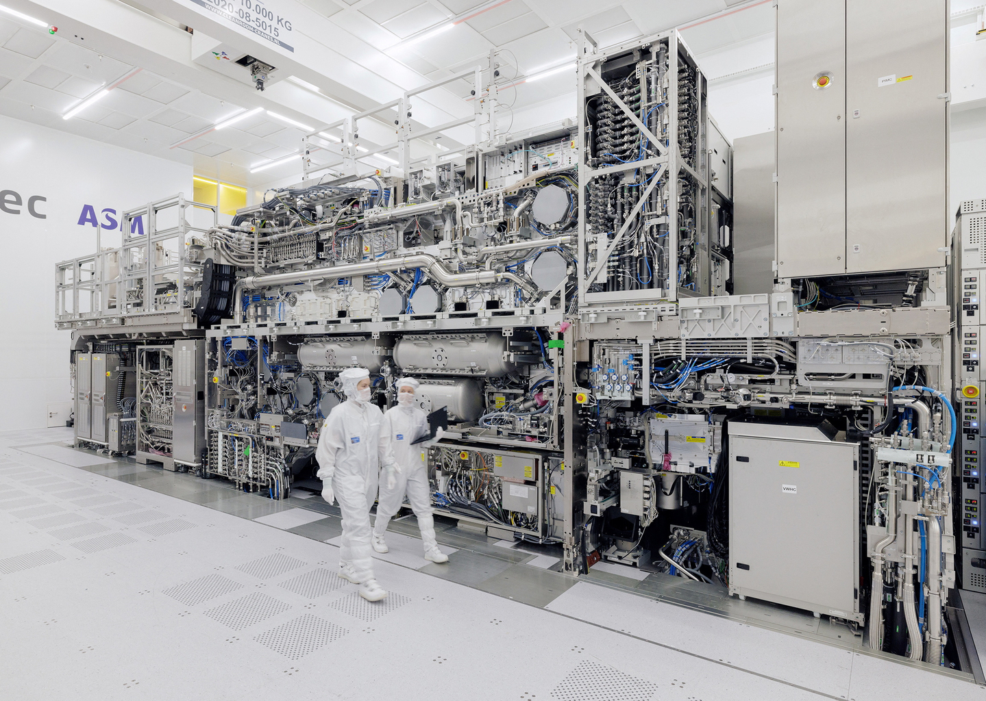 ASML engineers are seen at ASML’s headquarters in Veldhoven, the Netherlands, on Nov. 20, 2023. [REUTERS/YONHAP]