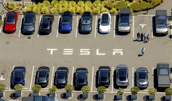 Tesla vehicles line at a parking area at the company's factory in California on Aug. 5. [AP/YONHAP]