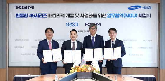 Choi Ick-kyu, third from left, head of mobile and power battery business at Samsung SDI and KG Mobility Chief Strategy Officer Kwak Jeong-hyun, second from left, pose after signing an agreement on Dec. 22 in central Seoul. [SAMSUNG SDI]