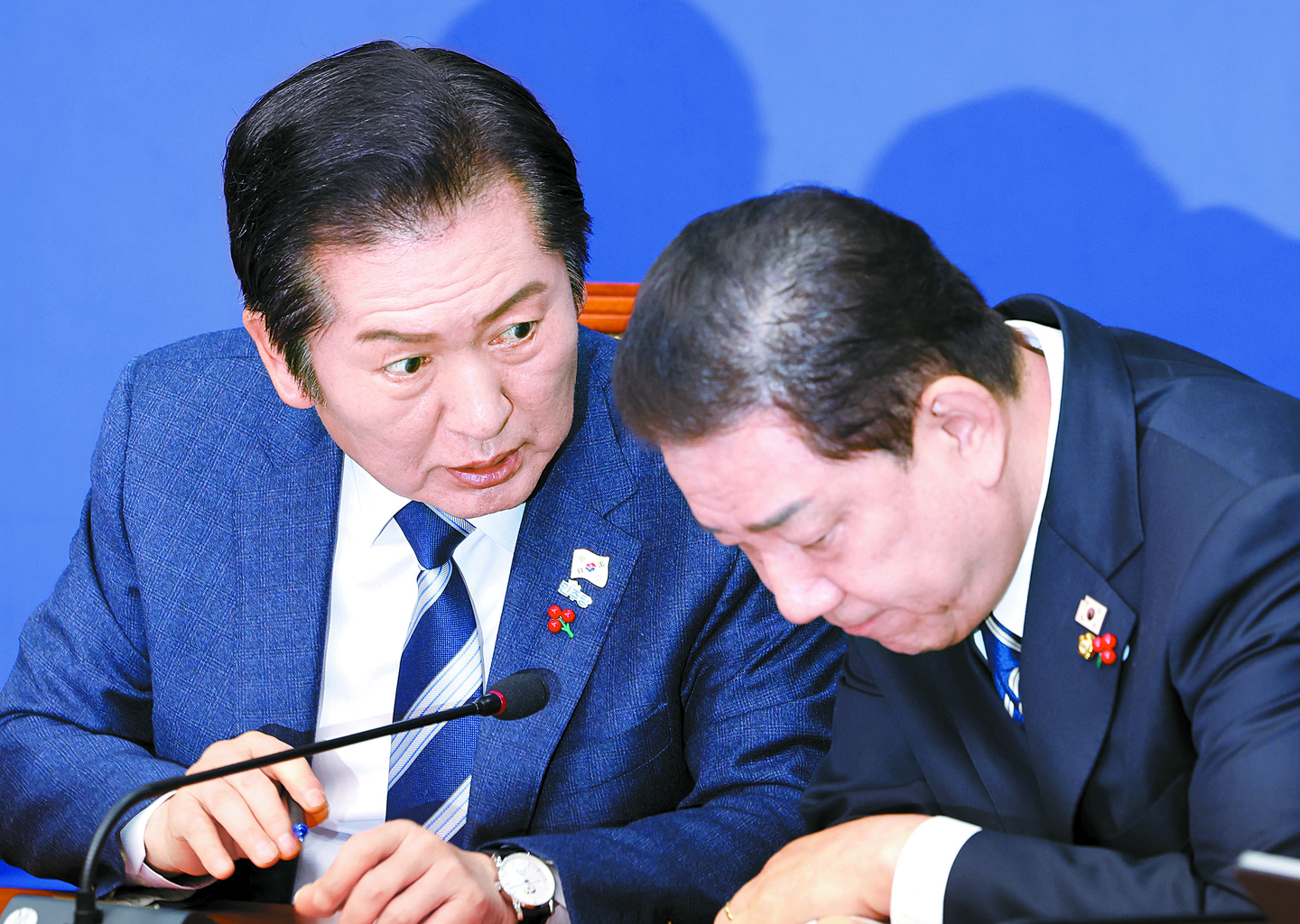 Jung Chung-rae, left, leader of the Democratic Party, and Kim Byung-kee, the party’s floor leader, confer during a Supreme Council meeting at the National Assembly in Yeouido, western Seoul, on Dec. 22. [YONHAP]