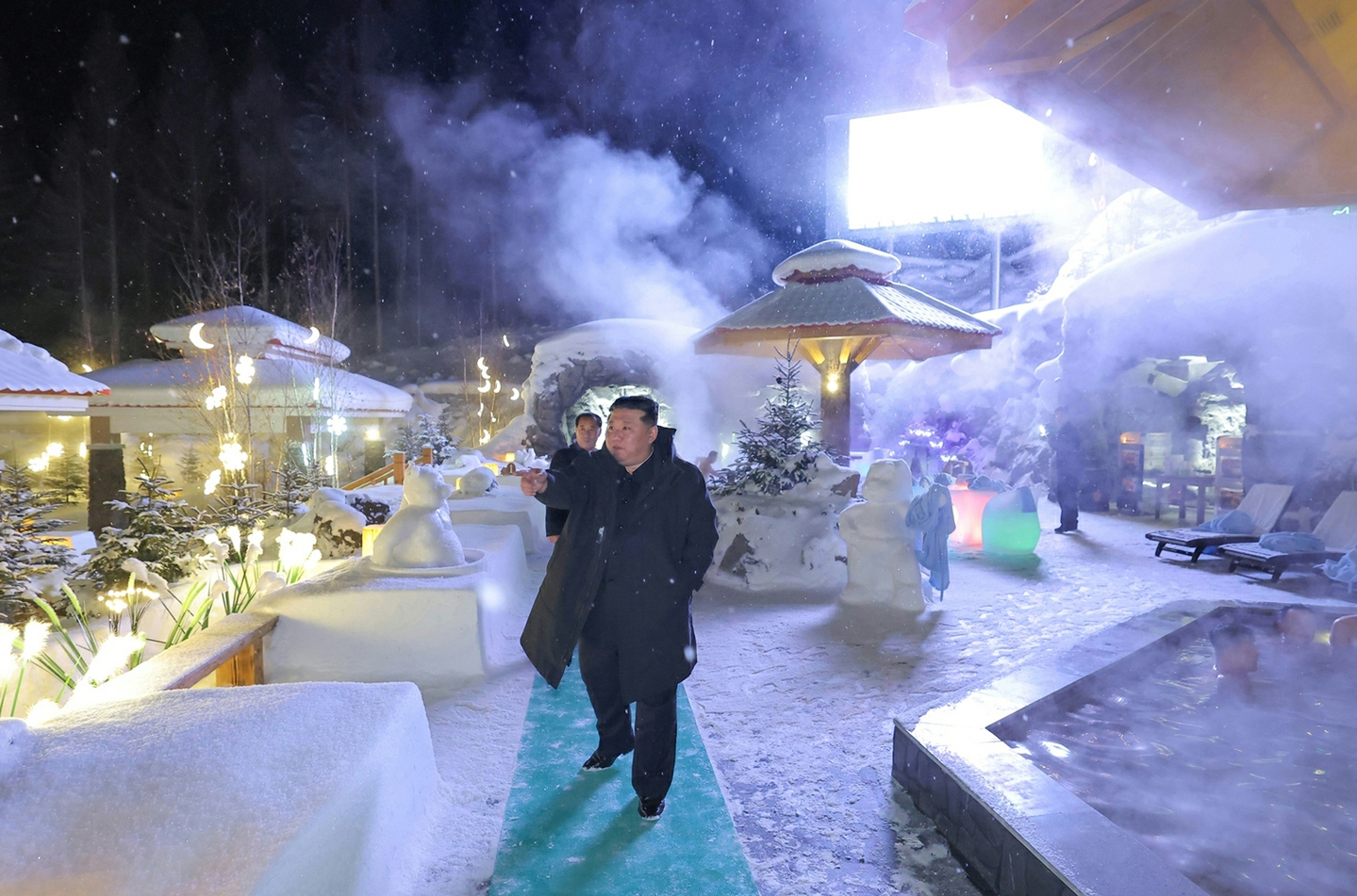 North Korean leader Kim Jong-un visits hot tubs in the newly built Ikkal and Milyong hotels in Samjiyon, a northern city near Mount Paektu, on Dec. 20, in this photo carried by the North's official Rodong Sinmun on Dec. 23. [RODONG SINMUN]