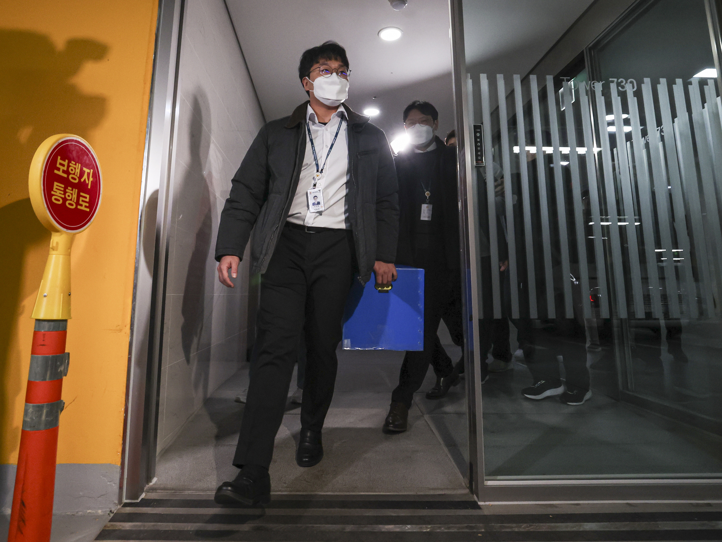 Police officials carry boxes after completing a raid at Coupang's headquarters in southern Seoul in this file photo taken Dec. 9, as part of a probe into the e-commerce operator's personal data breach. [JOINT PRESS CORPS]