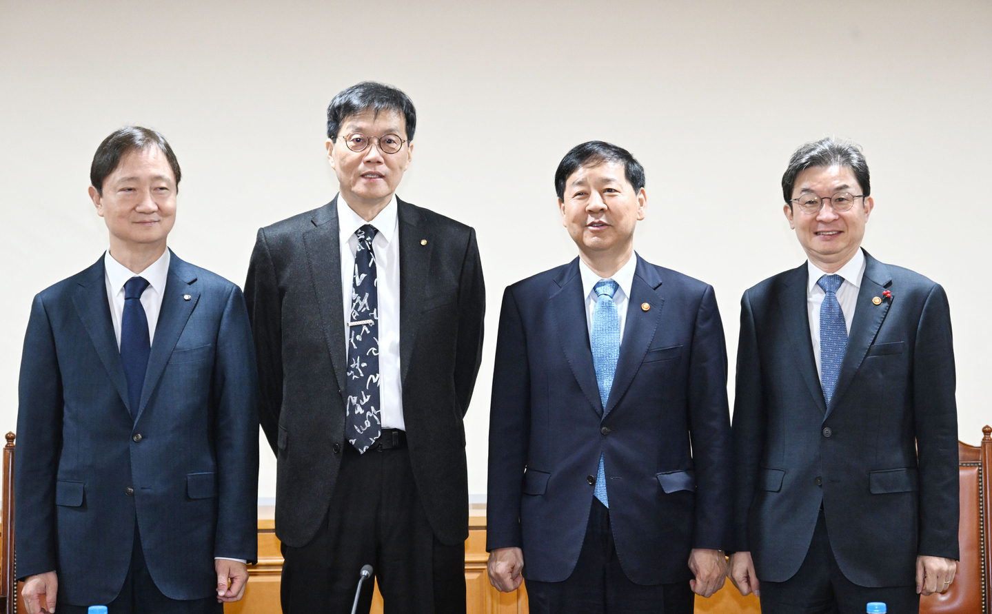 Deputy Prime Minister and Finance Minister Koo Yun-cheol, second from right, poses for a photo with Lee Chan-jin, governor of the Financial Supervisory Service, left, Bank of Korea Gov. Rhee Chang-yong, second from left and Financial Services Commission Chairman Lee Eog-weon, right, during a market situation review meeting at the Korean Federation of Banks in Jung District, Seoul, on Nov. 28. [NEWS1]