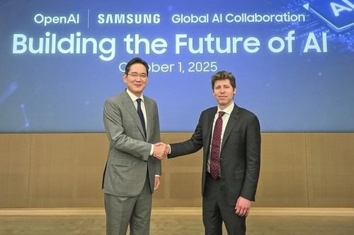 Samsung Electronics Executive Chairman Lee Jae-yong, left, and OpenAI CEO Sam Altman shake hands in Seoul on Oct. 1. [YONHAP] 