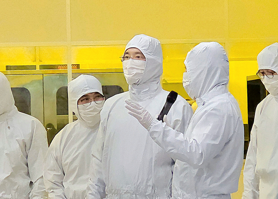 Samsung Electronics Executive Chairman Lee Jae-yong inspects the company's semiconductor R&D center in Giheung, Gyeonggi, on Dec. 22. [SAMSUNG ELECTRONICS]