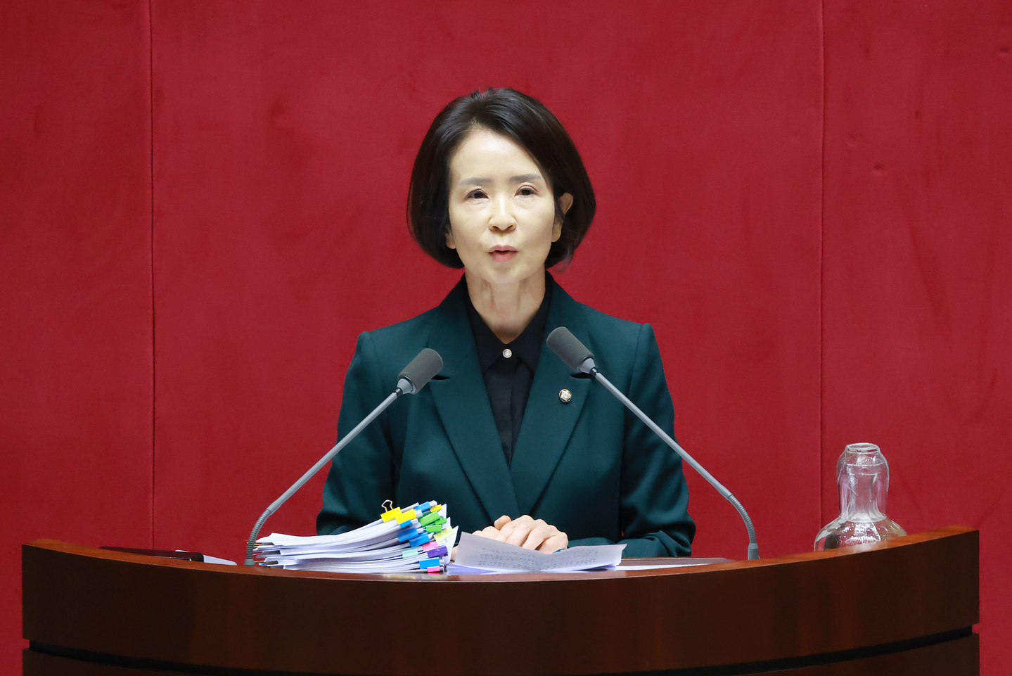 People Power Party Rep. Choi Soo-jin delivers a filibuster opposing a partial revision to the Information and Communications Network Act during a plenary session of the National Assembly in Yeouido, western Seoul, on Dec. 23. [LIM HYUN-DONG]