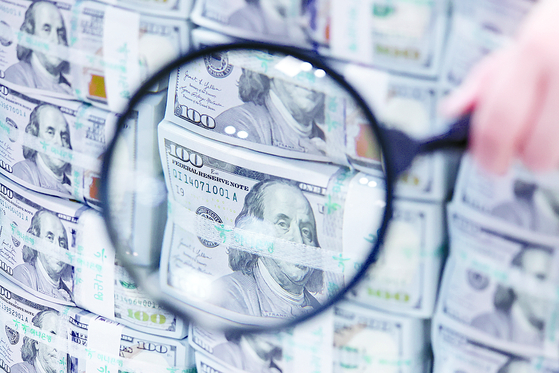 Dollar bills are stacked up inside a Hana Bank central Seoul branch on April 25. [NEWS1]