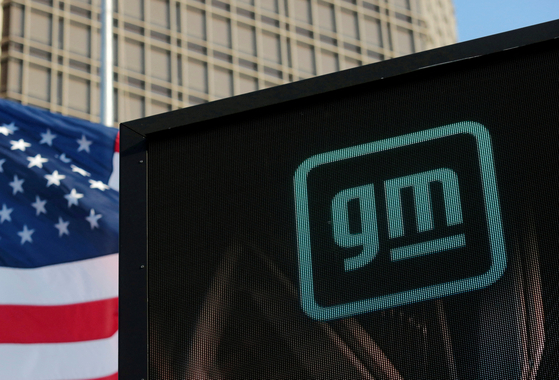 The new GM logo is seen on the facade of the General Motors headquarters in Detroit, Michigan on March 16, 2021. [REUTERS/YONHAP]