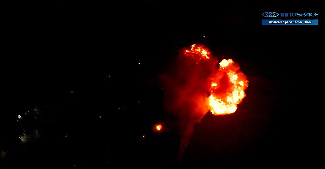Innospace’s commercial space rocket Hanbit-Nano explodes shortly after liftoff at the Alcantara Space Center in Brazil on the morning of Dec. 23 (Korea time) in this screen capture from Innospace’s YouTube livestream. [NEWS1]