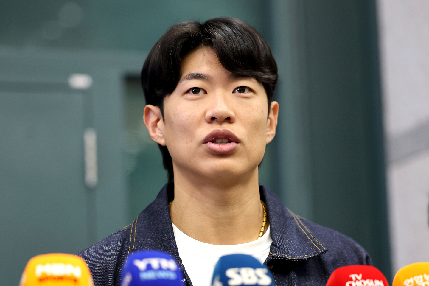 Song Sung-mun of the San Diego Padres speaks before departing to the U.S. at Incheon International Airport, west of Seoul, on Dec. 23. [NEWS1]