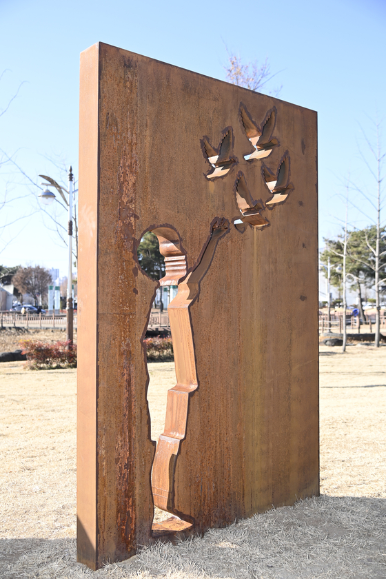 A memorial honoring Park Geon-ha, a teenager who died while trying to save a drowning friend, is unveiled in Daegu’s Dalseong County on Dec. 22. [DALSEONG GUN]
