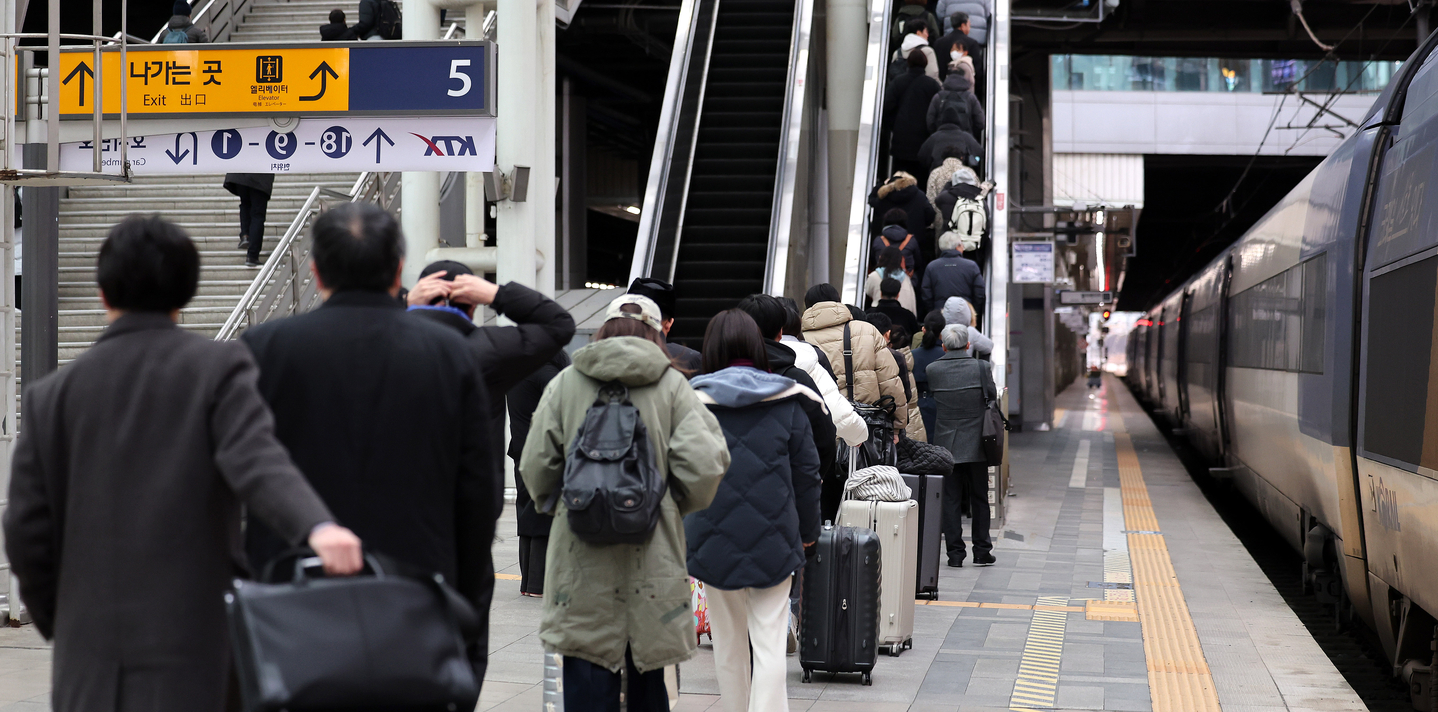 People use trains at Seoul Station in Yongsan District, central Seoul, on Dec. 23, the day an expected railway strike was averted. [NEWS1] 