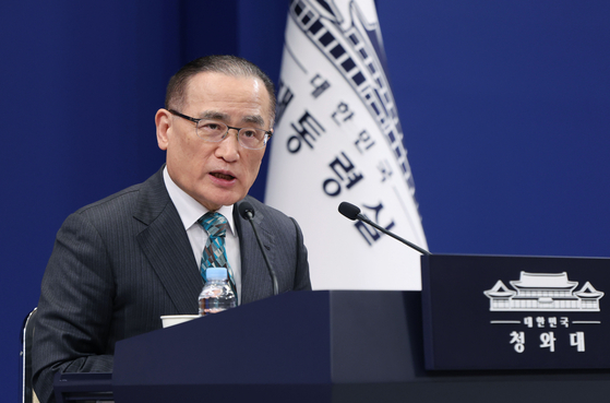 National Security Adviser Wi Sung-lac holds a press briefing on his weeklong visit to the United States, Canada and Japan at the briefing room in the Blue House in central Seoul on Dec. 24. [JOINT PRESS CORPS]