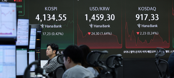 Electronic display boards at Hana Bank in central Seoul show the markets on Dec. 24. [NEWS1]