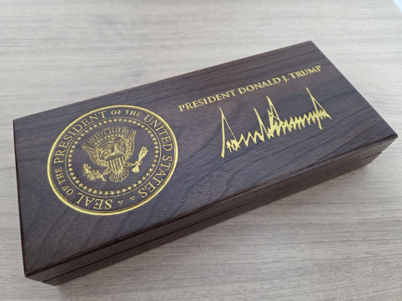 U.S. President Donald Trump presented Korean President Lee Jae Myung with this gold key, which bears the presidential seal along with the inscription “Key to the White House.” [SCREEN CAPTURE]