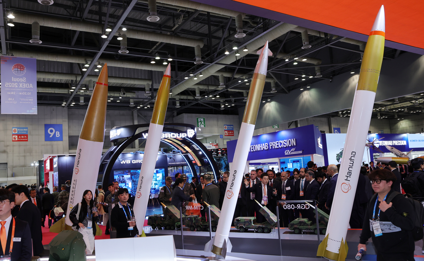 Visitors look around advanced weapons systems at the opening ceremony of the Seoul International Aerospace and Defense Exhibition at Kintex in Goyang, Gyeonggi, on Oct. 20. [YONHAP]