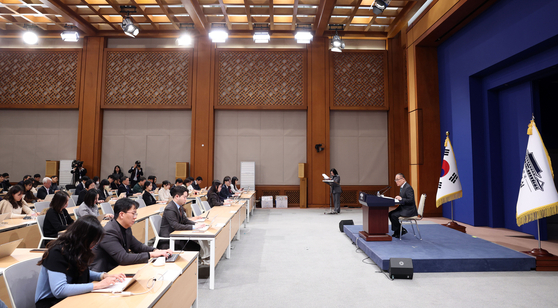 National Security Adviser Wi Sung-lac, right, holds a press briefing on his weeklong visit to the United States, Canada and Japan at the briefing room in the Blue House in central Seoul on Dec. 24. [JOINT PRESS CORPS]