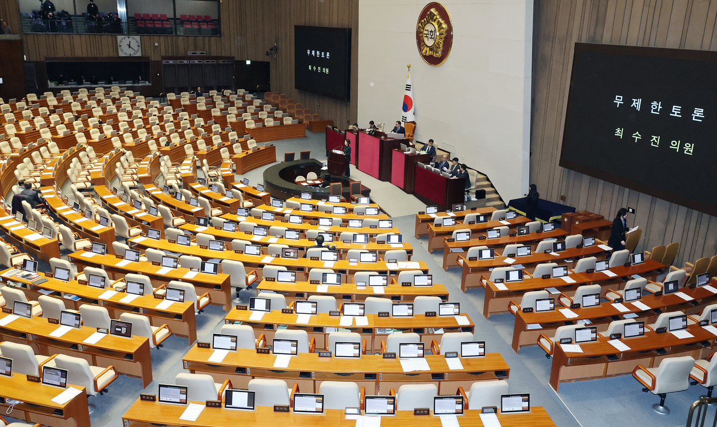Rep. Choi Soo-jin of the People Power Party (PPP) speaks as the PPP stages a filibuster to delay the passage of an anti-fake news bill at the National Assembly in western Seoul on Dec. 23. [YONHAP] 