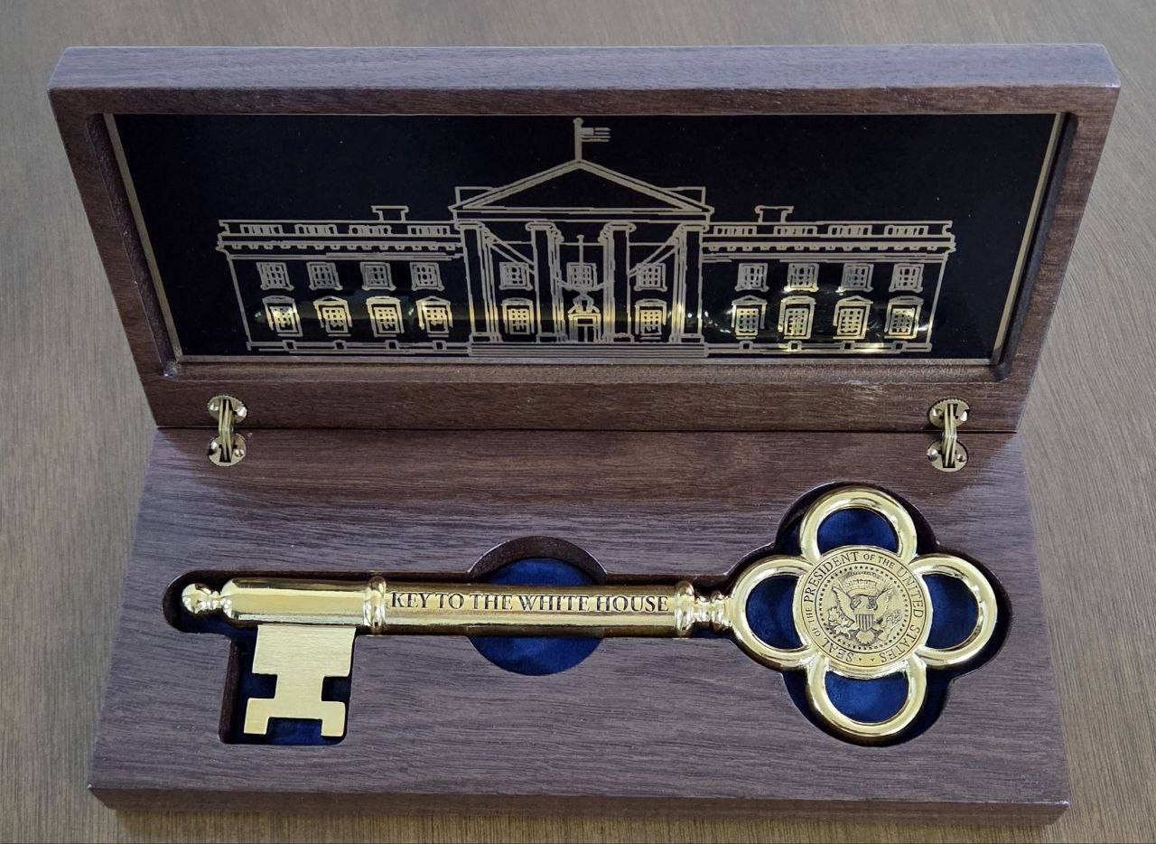 U.S. President Donald Trump presented Korean President Lee Jae Myung with this gold key, which bears the presidential seal along with the inscription “Key to the White House.” [SCREEN CAPTURE]