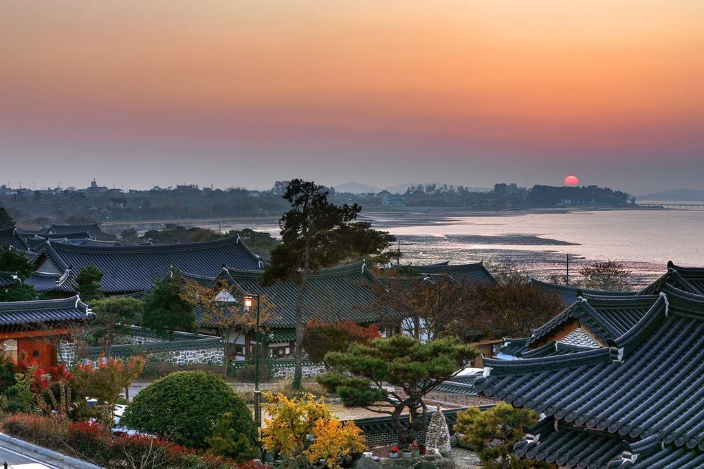 The sun sets over Jupo Hanok Village in Hampyeong County, South Jeolla, in December 2022. [YONHAP]
