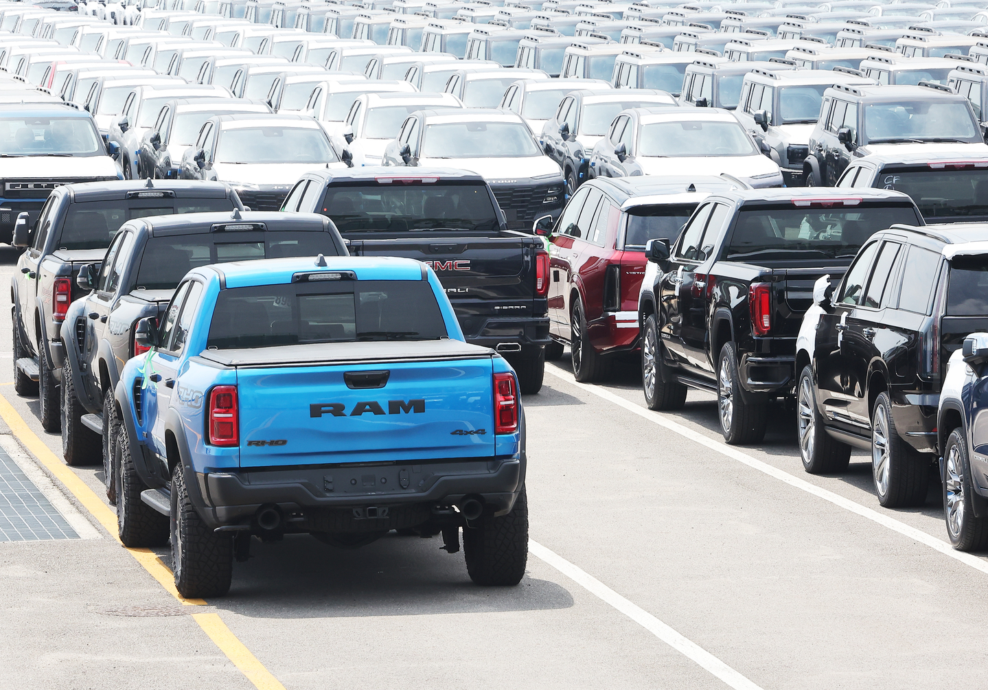 American-branded cars are parked at a port in Pyeongtaek, Gyeonggi, on July 31. [YONHAP] 