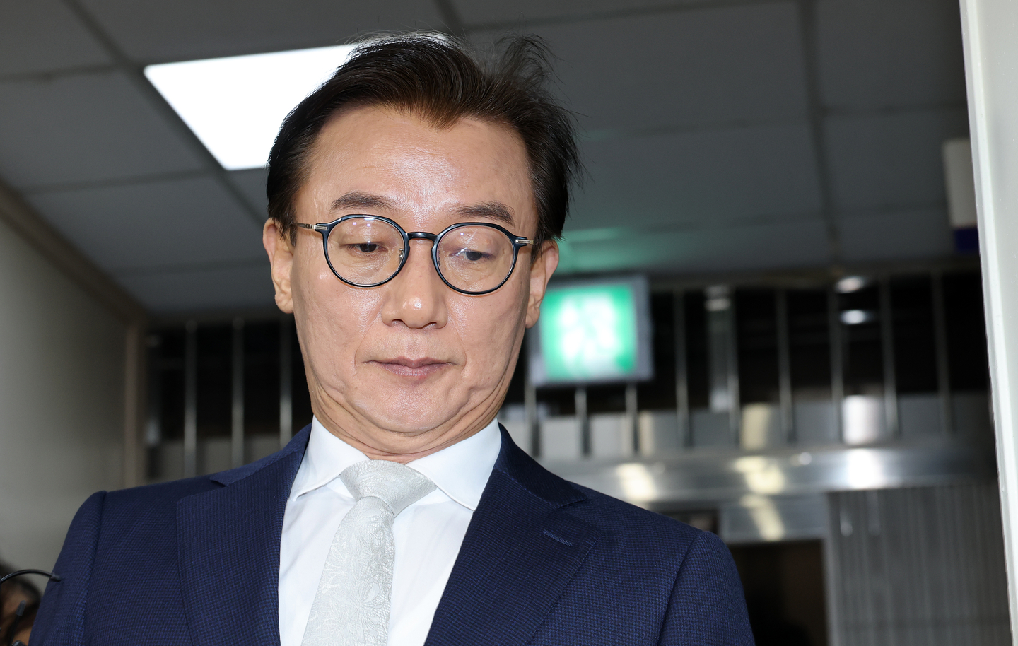 Former Oceans Minister Chun Jae-soo arrives at the National Police Agency's headquarters in western Seoul on Dec. 19 to undergo questioning about allegations of receiving cash and luxury gifts from the Unification Church. [YONHAP] 