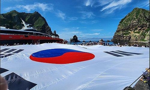 The Korean flag is spread over a dock on Dokdo on June 30 in this file photo provided by Prof. Seo Kyoung-duk of Sungshin University. [YONHAP] 