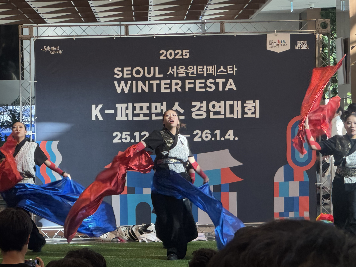 Wellboss Crew from the minor division performs during the K-Performance Contest held at City Hall in central Seoul on Dec. 25. [CHO JUNG-WOO]