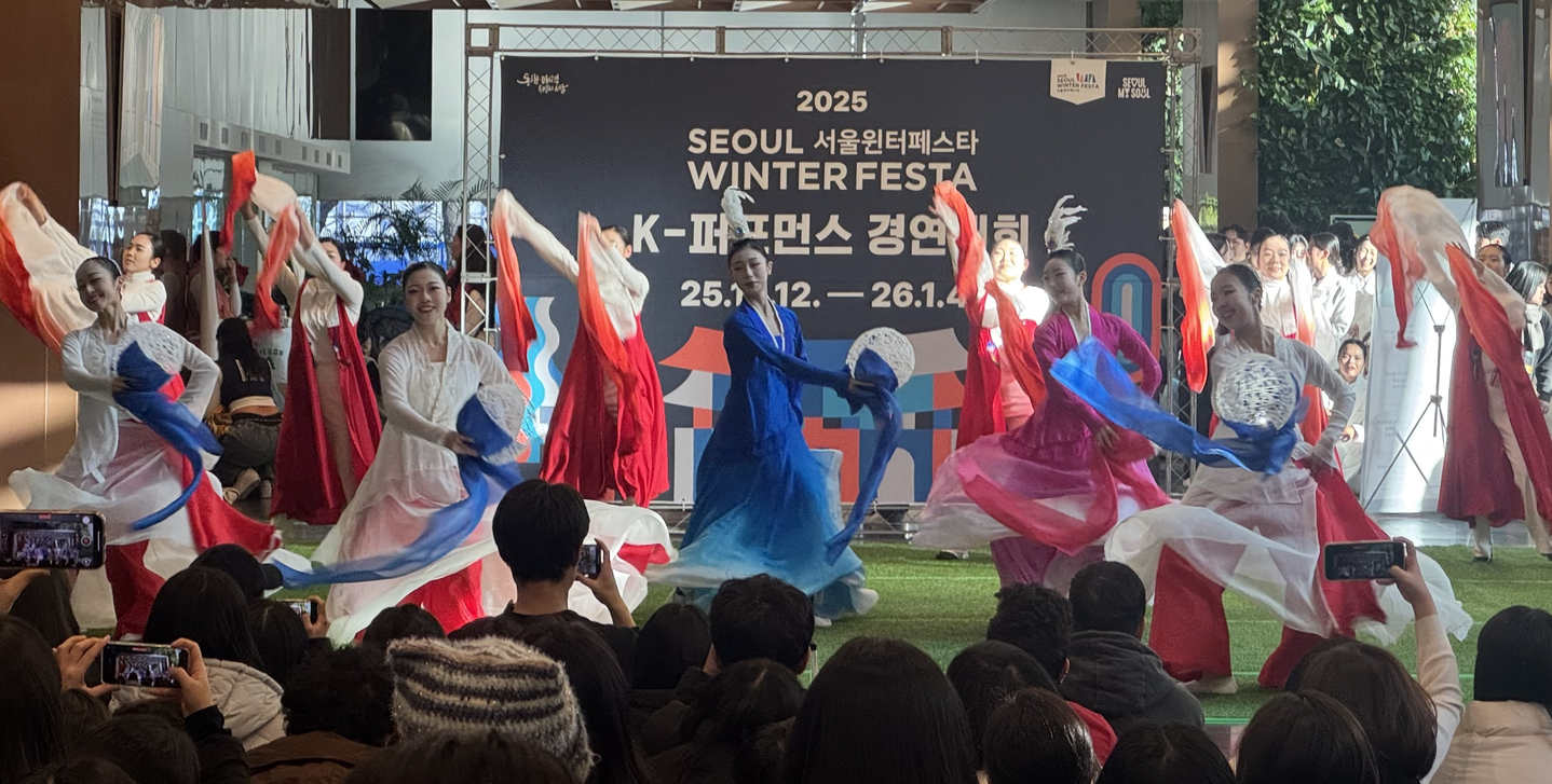 Chaeum from the general division performs during the K-Performance Contest held at City Hall in central Seoul on Dec. 25. [CHO JUNG-WOO]