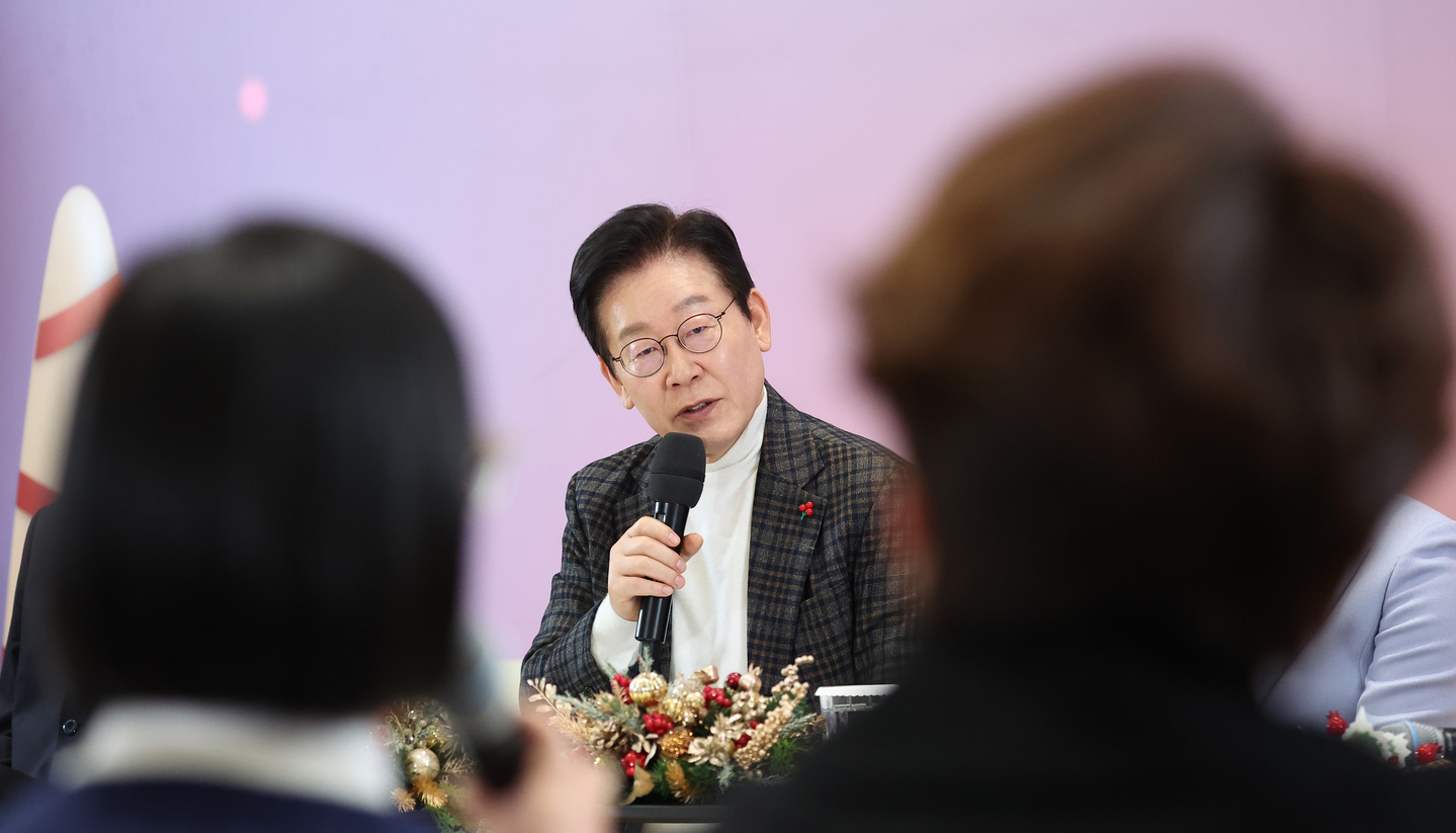 President Lee Jae Myung speaks during a meeting with family and patients at a hospital in Seoul on Dec. 24. [PRESIDENTIAL OFFICE]
