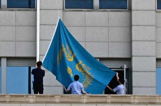 The phoenix flag is raised at the presidential office building in Yongsan District, central Seoul on June 4. [JOINT PRESS CORPS]