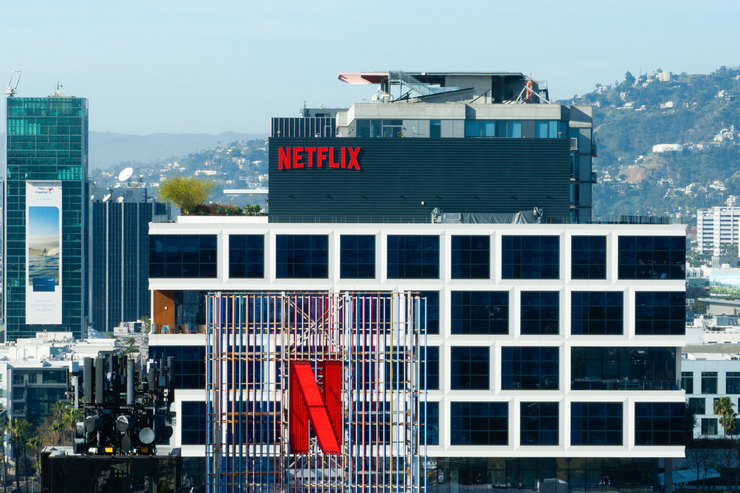 A Netflix sign and the company's logo are displayed atop buildings in Los Angeles on Dec. 18. [AP/YONHAP] 