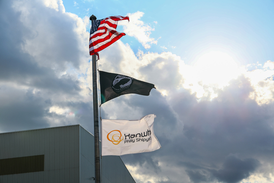 The U.S. flag and the Hanwha flag are flying at Hanwha Philly Shipyard in Philadelphia on Aug. 26. [JOONGANG ILBO]
