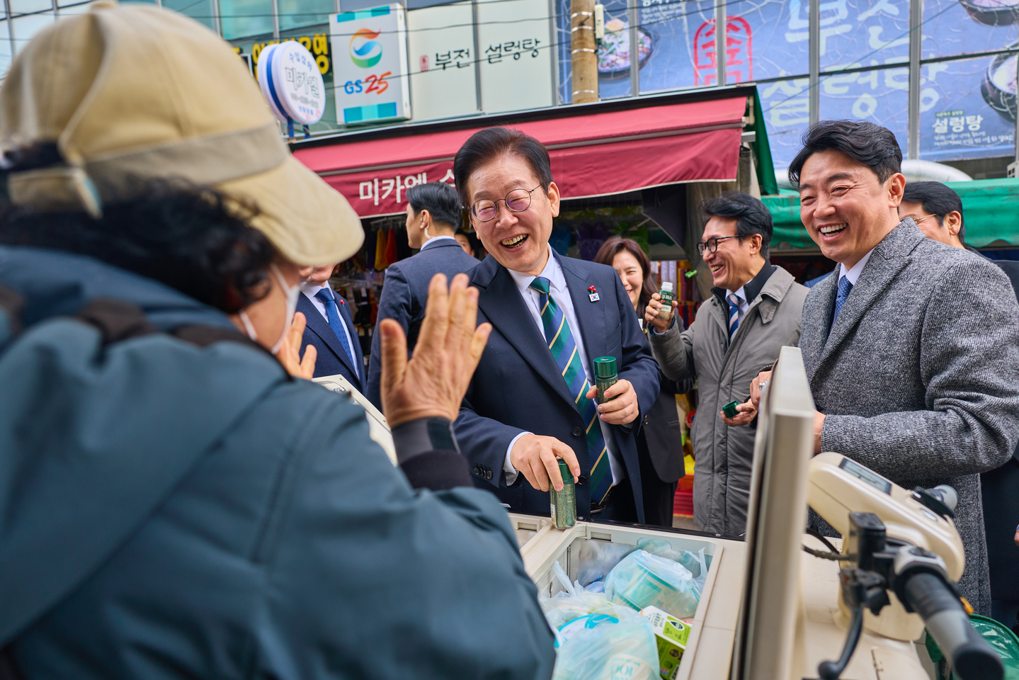 President Lee Jae Myung is seen visiting a traditional market in Busan on Dec. 23. [PRESIDENTIAL OFFICE]